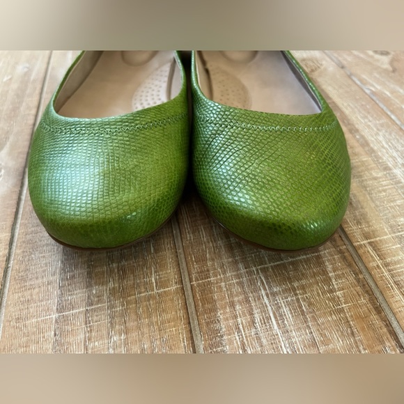 L.L.Bean Green Flat Shoes. Size: 7.5 Color: Green - Picture 3 of 7